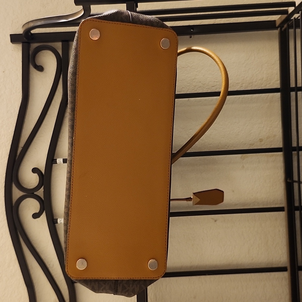 LG MICHAEL KORS PURSE WITH LOTS OF POCKETS! - Picture 4 of 6